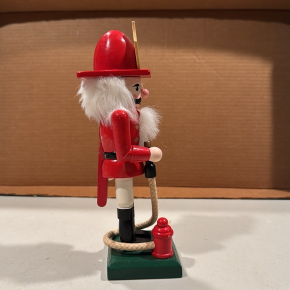 Fireman Nutcrackerer. - Picture 2 of 6